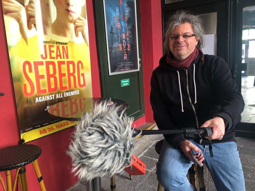 Chris Bellaj mit Aufnahmegerät