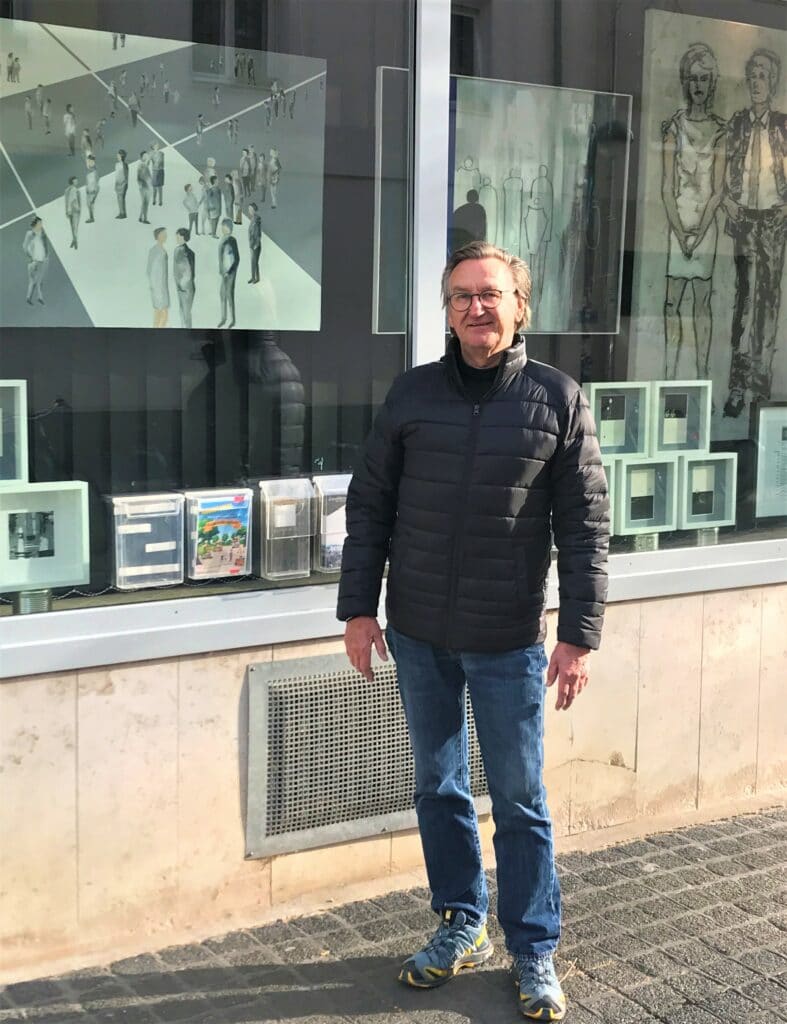 Der Künstler vor seiner Ausstellung