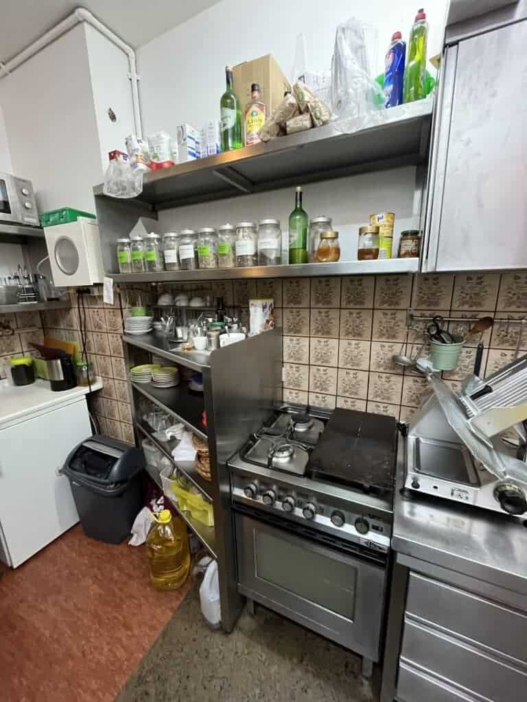 Blick in die alte Küche der Crêperie