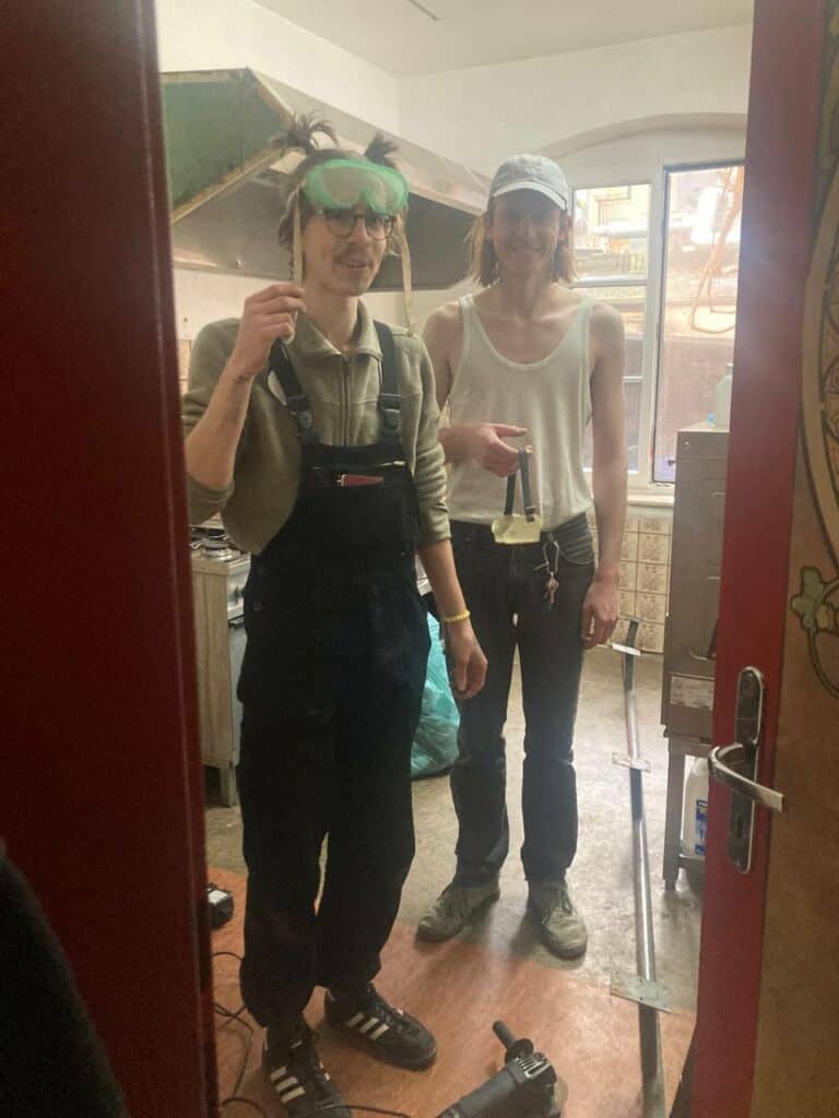 Hier im Hintergrund: die alte Abzugshaube hängt an neuer Stelle!